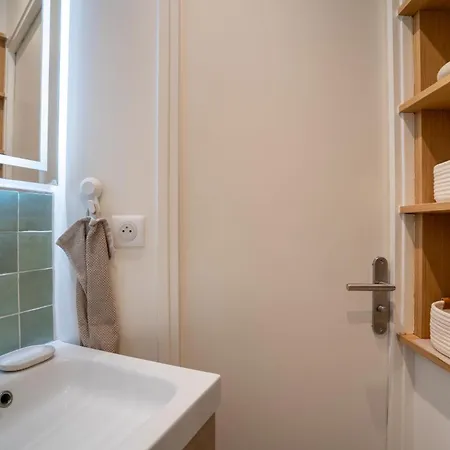 Airy And Stylish 1bd Flat Ile Saint-louis Paris